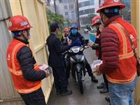 Công nhân được phát khẩu trang, đo thân nhiệt khi vào công trình